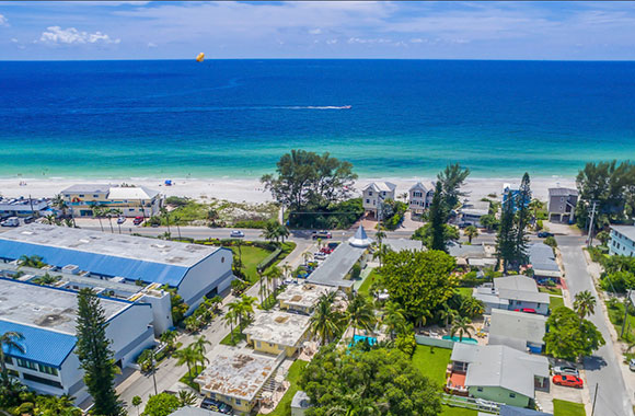 Aerial picture of Queens Gate Resort and Anna Maria Island